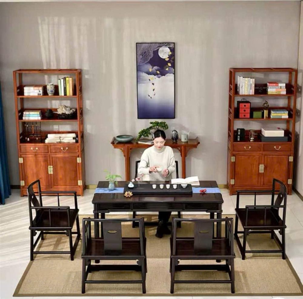 Không gian phòng trà gỗ tự nhiên của Đồ gỗ Thọ Phương: bàn trà, bộ ghế và kệ trưng bày